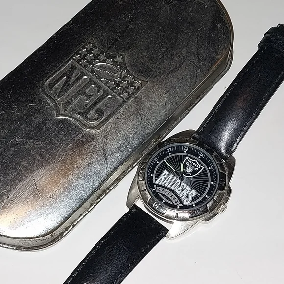 Fossil TM NFL 1996 Raiders Watch Oakland Vintage 90s Leather Wristwatch Tin  Case